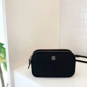 백화점정품 닥스 ACC LL[CARLISLE] 블랙 가죽 DD장식 칼라일 3단 월릿백 DCWA4E217 223330