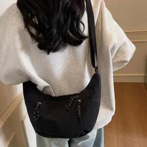 반달 크로스 가방 가벼운 학생 심플 캐주얼 블랙 반달크로스백