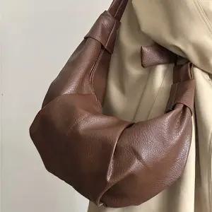 여성 크로와상 크로스백 캐주얼 숄더백 데일리코디