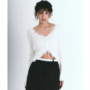 닉앤니콜 NICKNICOLE LACE FRILL ESSENTIAL CROP CARDIGAN 3 COLOR