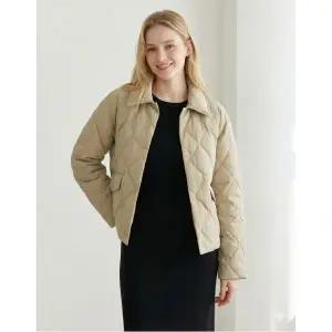 아떼바네사브루노 [바네사브루노] 베이지 퀼팅 프론트 포켓 구스다운 숏 점퍼 WVJU3D433I2