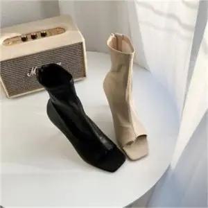 [오노마]ONM 토오픈 엄지 스트랩 스퀘어토 롱부츠 힐 7.5cm 구두 (S8121222)