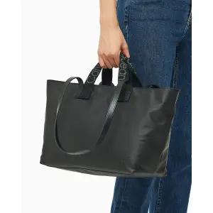 [롯데백화점]캘빈클라인 여성 울트라라이트 러버라이즈드 롱데이 쇼퍼백(DH3509-001)