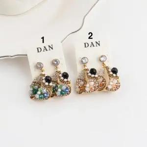 [셀러허브]여자 큐빅 자개 크리스탈 귀걸이 (S12713341)