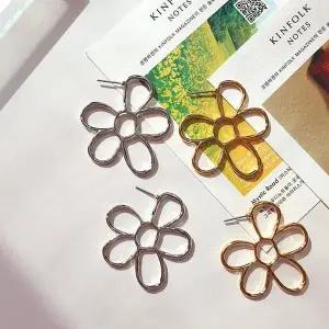 [셀러허브]여자 귀걸이 빅 스페이스룩 꽃무늬 실버 귀걸이 (S19348326)