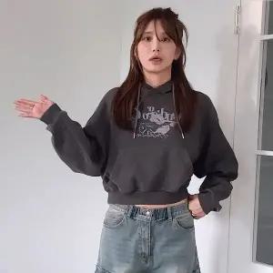 [행텐][유튜버/헤이미 착용]여성 피그먼트셋업 루즈핏 레터링 후드티셔츠_다크그레이_CA