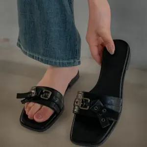 여성 독특한 버클 블랙과 브라운 가죽 사각코 샌들