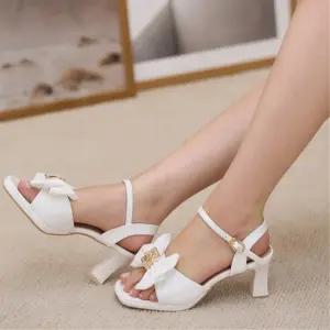 여성 미들힐 리본 장식 메탈 스트랩 샌들