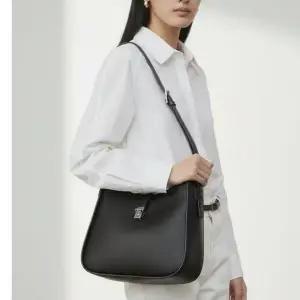 갤러리아 헤지스핸드백 HIBA6E185BK 블랙 단색 소가죽 크로스백