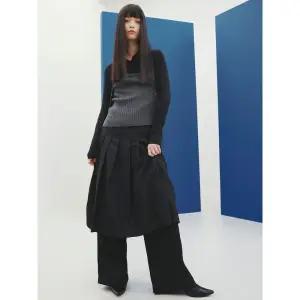 [에잇세컨즈] 사이드 플리츠 스커트  블랙 (115X27AY25)