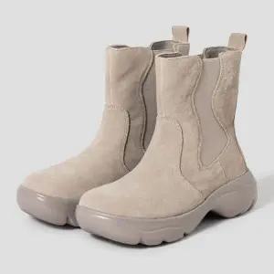 [롯데백화점]숄 (WOMEN) 스웨이드 웨이브 부츠 - 그레이 HH59K2T363