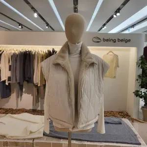 갤러리아 [비잉베이지]리버시블퍼VT (P5AVTJ001)