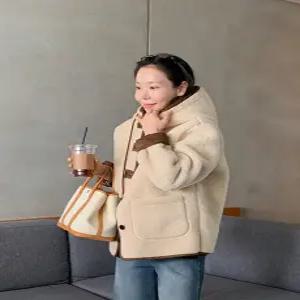 베어린 배색 덤블 후드 무스탕 (one color)