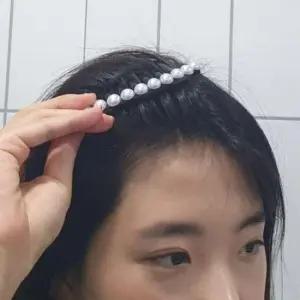 일자형 올림머리 디테일 구성 진주 헤어빗핀
