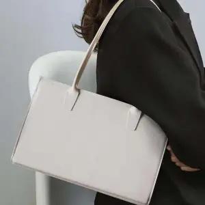 AN8004M 가벼운 패션잡화 숄더 여행 여성 쇼퍼백 백 겨울 백 반달 여행