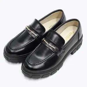 골드 체인 장식 클래식 디자인 여성 키높이 로퍼 WE6CDC4