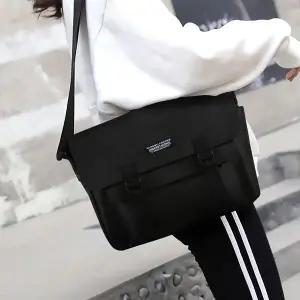 [하프클럽/]남친룩 학생메신저백 캐주얼 데일리코디 2컬러 트렌디 디자인