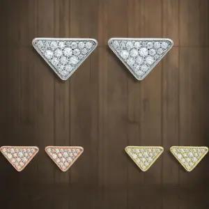 [하프클럽/]여성 데일리 스타일 반짝이는 미니 큐빅 삼각형 은침 귀걸이