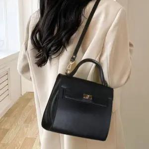남성가방 숄더백 여자 심플 정장룩 하객룩 스퀘어 핸드백 WFJX24K