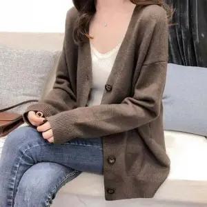 여자 가을 데이트 룩 간절기 브이넥 루즈핏 가디건 간절기가디건니트