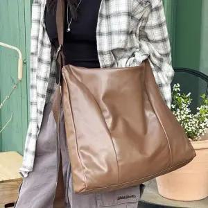 와이아이 3037 여성 인조가죽 대용량 크로스백 캐주얼크로스백