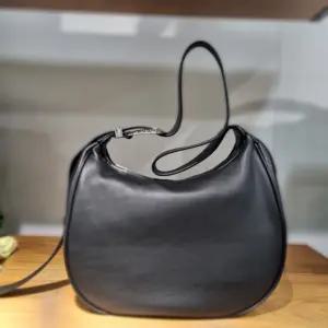 베네통/애플아울렛/하프문 레더 버클 숄더백/BCBG09511