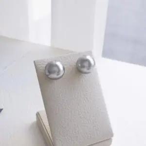 [하프클럽/]여성용 연한 회색 진주 귀걸이