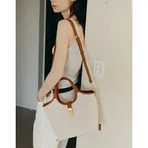 [닥스 여성]닥스 액세서리 아이보리 버클장식 가죽 토트백  (DCBA6E192IV)