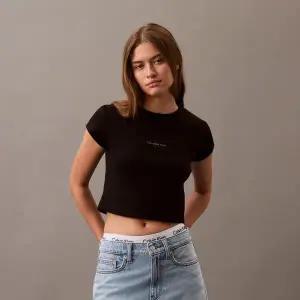 [Calvin Klein]캘빈클라인진 여성티셔츠 베이비 크롭 반팔티 블랙