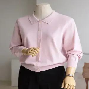 [커스텀에이블]카라 센터 단추 긴팔 니트_T2601KN023A