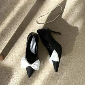 [셀러허브]여자 포멀룩 펌프스 스틸레토 화이트리본 SS 힐 (S13409392)