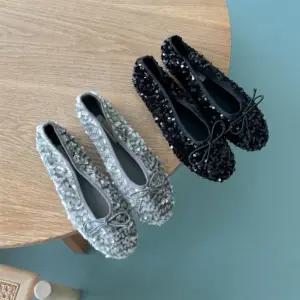 여성 20대 러블리 스팽글 블링 리본 단화 플랫슈즈