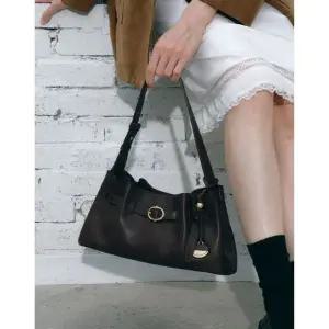 [NS홈쇼핑]JABA5F062 질스튜어트[BRETT] 브렛 다크브라운 가죽 버클 디테일 숄더백 S..