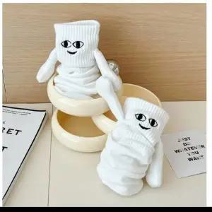 손잡는양말 특이한 웃긴 커플 캐릭터 자석 양말 흰 검정 화이트 블랙
