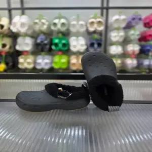 [크록스]미끄럼방지 포근한 털 슬립온 클래식 라인드 쇼티 211380-001/애플아울렛