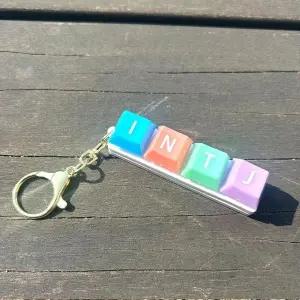 고품질 우정템 mbti 키홀더 가방 열쇠고리 차키 딸깍 (WFJ46FL)