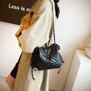 하트자수 크로스백(끈2종류) (WFJ65RD)