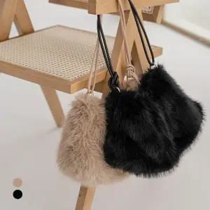 KARRA 스트랩헤어리숄더백_A5W0774