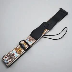 [하프클럽/]기타 스트랩 자수 문양 어깨끈 화이트 색상 1P 기타용 소품