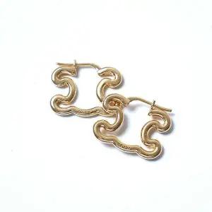 CELINE  TRIOMPHE FRAME LARGE EARRINGS IN BRASS WITH GOLD FINISH (460HS6BRA 35OR) (트리옹프 프