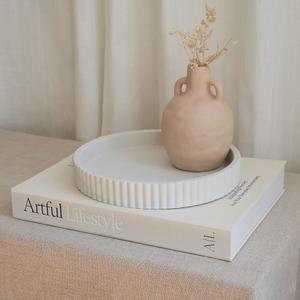 장식용 콘크리트 트레이 & 책 장식 세트 - 가리비 트레이 & 린넨 박스 - 커피 테이블 또는 책장 장식 강화 - 거실 또는 식당을 위한 스타일리시한 홈 장식 및 집들이 선물로 사용 가능