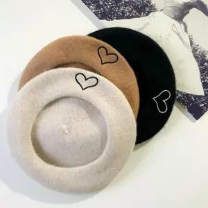 하트 자수 겨울 베레모 여성 유니크 모자 패션아이템 (WFKBJIL)