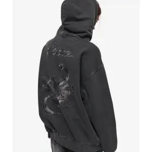 [국내정품] 꼼파뇨 후드집업 [2-WAY] 스컬 웹 피그먼트 후드 집업 스모크블랙 102587