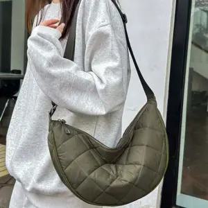 반달크로스가방 여성 생활방수 누빔 반달 크로스백 1P 데일리 수납 가방