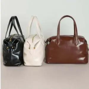 여성 가죽 유광 토트백 1P 미들 손가방 핸드백 출근 가죽핸드백