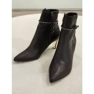 [갤러리아] [센터시티] 고세 포인티드 페미닌 큐빅 콤비 7CM 앵클부츠 GEA3F083 블랙