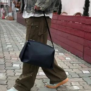 젠더리스 사다리꼴 무광 레더 개강룩 지퍼 크로스백