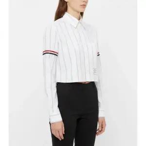 톰브라운 26SS 옥스포드 코튼 암밴드 크롭 셔츠 (FLL183O F0660 100)