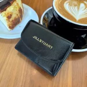 [NS홈쇼핑]JAWA5E540 질스튜어트 [코코] 질스튜어트 블랙 로고 장식 소가죽 3단 지갑..