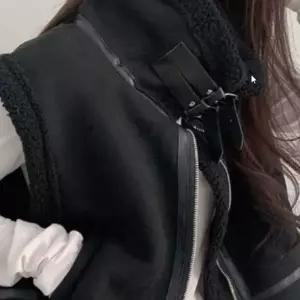 겨울 하이넥 조끼 빈티지  이 묻어나는 디자인으로 캐주얼 스트릿룩 모두 잘 어울리는 무스탕 베스트